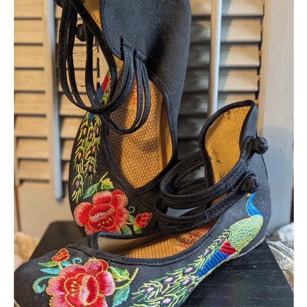 Chinese embroidered peacock flats with ankle straps - Picture 4 of 4